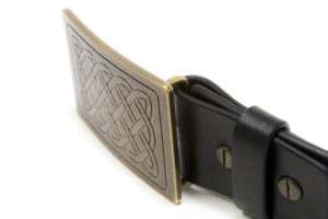 Cintura realizzata in vero cuoio di Toro interamente Made in Italy, con Fibbia in Ottone smaltato con decorazione "Nodo Celtico".