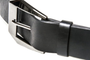 Cintura realizzata in vero cuoio, interamente Made in Italy, la Fibbia è in lega di zama colore canna di fucile.