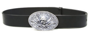 Cintura realizzata in vero cuoio di Toro interamente Made in Italy, con Fibbia in lega di zama argentata con decorazione "teschio pirati".